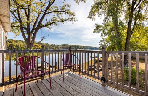 East Dubuque House | Discover a 2BR Lakefront Home with Boats & Great Amenities!