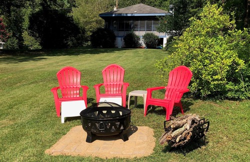 Huddleston Cottage | Discover a Nautical Retreat on Smith Mountain Lake