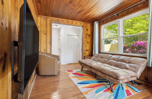 Norfolk Apartment | Experience Contemporary Comfort at Our Naval Aviator Retreat