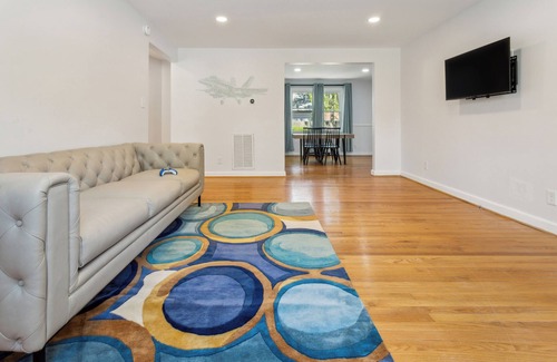 Norfolk Apartment | Experience Contemporary Comfort at Our Naval Aviator Retreat