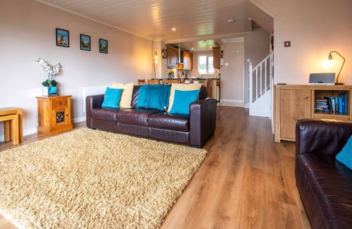 South Cerney Cottage | Relaxing Lakeside Lodge for 6 Guests in New England
