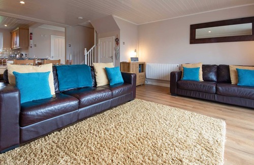 South Cerney Cottage | Relaxing Lakeside Lodge for 6 Guests in New England
