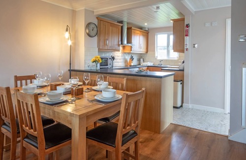 South Cerney Cottage | Relaxing Lakeside Lodge for 6 Guests in New England