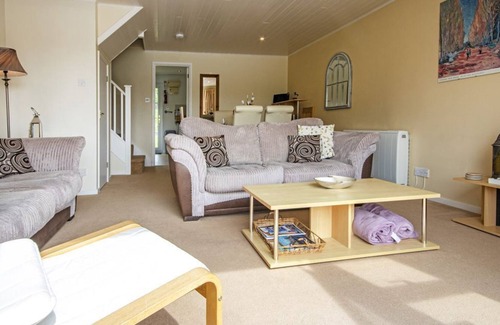 South Cerney Cottage | New England Lakeside Lodge for Family Getaways