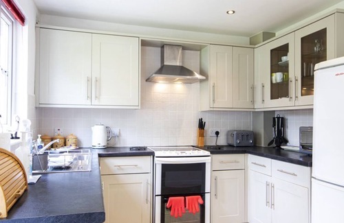 South Cerney Cottage | New England Lakeside Lodge for Family Getaways