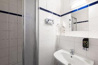 Auf der Prag Hotel | Comfortable a&o Stuttgart City: Pet-Friendly with Pool