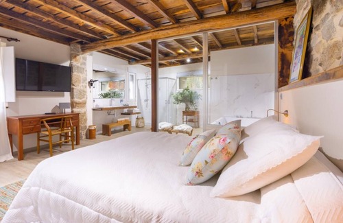 Puebla del Caraminal Bed & Breakfast | Relaxing Suite by the River with Spa and Hot Tub Access