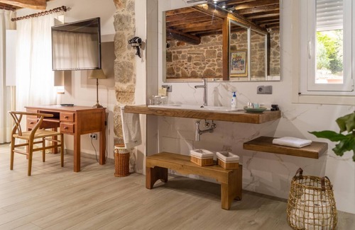 Puebla del Caraminal Bed & Breakfast | Relaxing Suite by the River with Spa and Hot Tub Access
