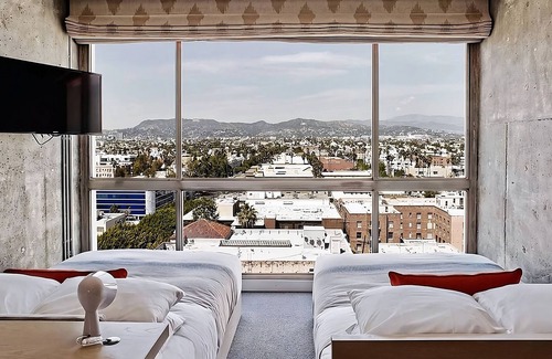 Wilshire Center Hotel | Explore a Scenic Retreat with Pool & Pet-Friendly Options