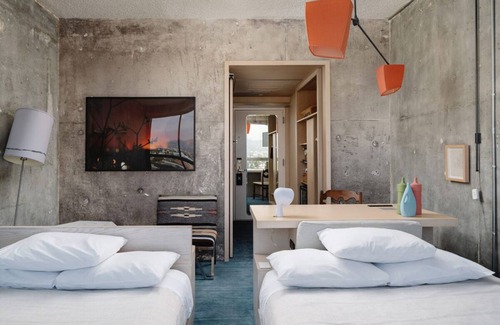 Wilshire Center Hotel | Explore a Scenic Retreat with Pool & Pet-Friendly Options