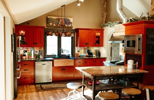 Excelsior Springs Cabin | Tranquil Cabin Retreat with Spa & Pet-Friendly Amenities