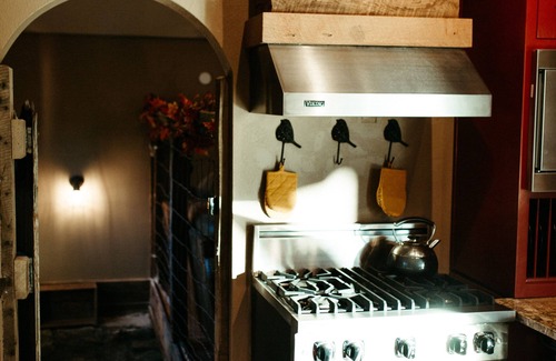 Excelsior Springs Cabin | Tranquil Cabin Retreat with Spa & Pet-Friendly Amenities