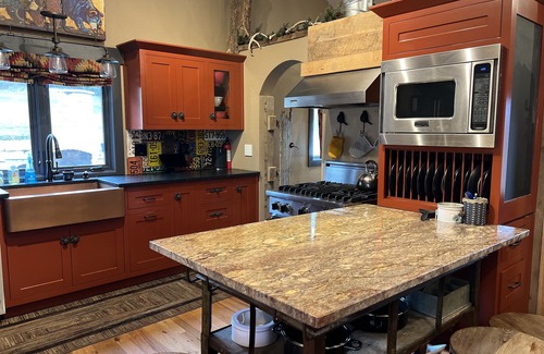Excelsior Springs Cabin | Tranquil Cabin Retreat with Spa & Pet-Friendly Amenities