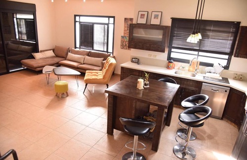 Hadera House | Discover a Tranquil Retreat in Vibrant Neighborhood