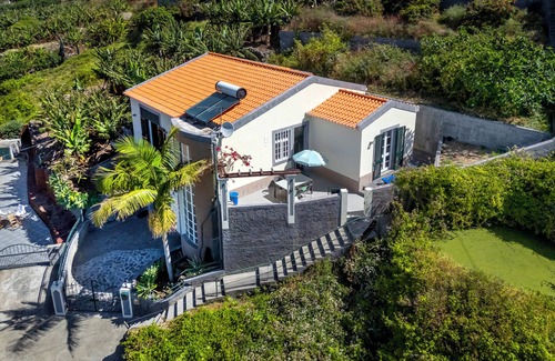 Tabua House | Serene Getaway with Spectacular Sea Views and Spa Access