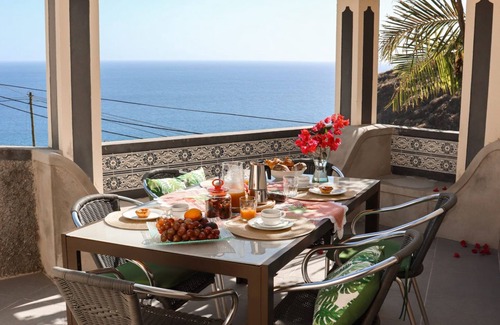 Tabua House | Serene Getaway with Spectacular Sea Views and Spa Access