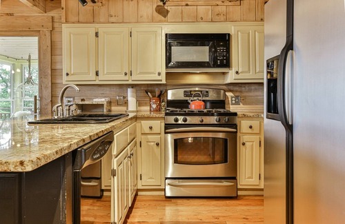 Walnut Mountain Cabin | Scenic Getaway at A Peach Of A View | Ellijay GA