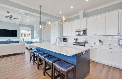 Yaupon Beach House | Discover A Perfect Approach: Family-Friendly with Pool Access
