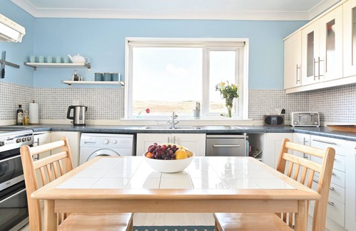 Tighnabruaich Cottage | Ideal Retreat for Families and Friends with Ocean Views