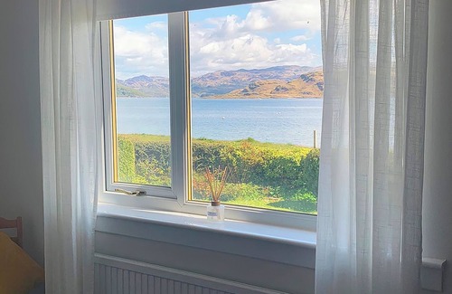 Tighnabruaich Cottage | Ideal Retreat for Families and Friends with Ocean Views