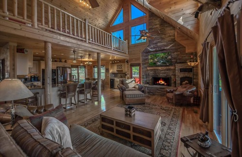 Ellijay Cabin | Tranquil Mountain View Retreat with Spa & Pet-Friendly Perks