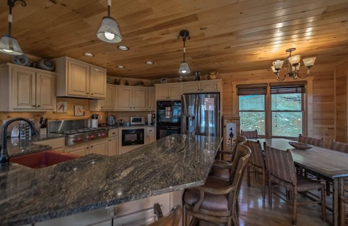 Ellijay Cabin | Tranquil Mountain View Retreat with Spa & Pet-Friendly Perks