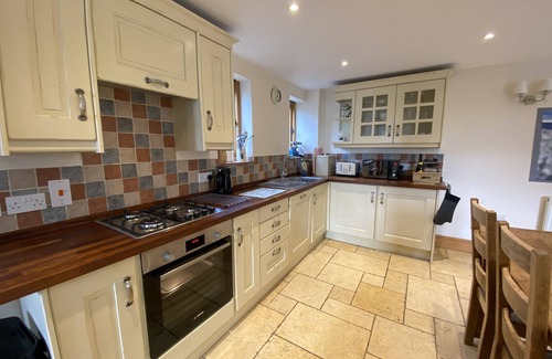 Stoney Middleton Cottage | Serene Countryside Retreat with Hot Tub & Scenic Walks