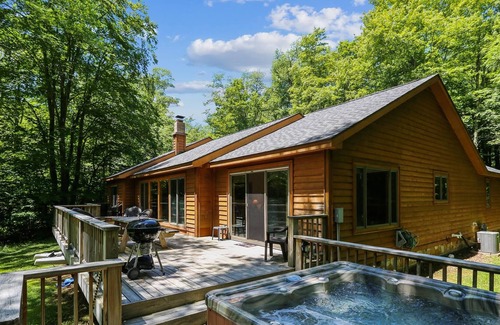 Davis House | A perfect place for multigenerational gatherings surrounded by nature.