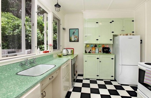 Piha House | Ideal Getaway in Piha: Steps from the Beach & Ocean Views