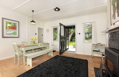 Piha House | Ideal Getaway in Piha: Steps from the Beach & Ocean Views
