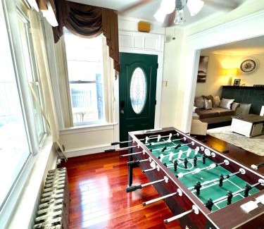Wynnefield House | Your Ideal Retreat: King Bed & 2 Queens for Families