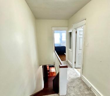 Wynnefield House | Your Ideal Retreat: King Bed & 2 Queens for Families