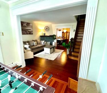 Wynnefield House | Your Ideal Retreat: King Bed & 2 Queens for Families