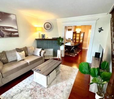 Wynnefield House | Your Ideal Retreat: King Bed & 2 Queens for Families