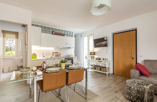 Colonno Apartment | Inviting 3-Bed Apartment with Breathtaking Lake & Pool Views