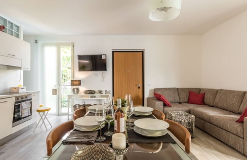 Colonno Apartment | Inviting 3-Bed Apartment with Breathtaking Lake & Pool Views