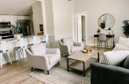 Chandler House | Ideal Private Retreat with Spa and Breakfast Included