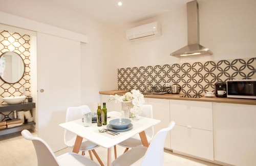 Golden Triangle of Art Apartment | Ideal Retreat in Madrid's Center with Spa & Breakfast