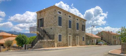 San-Gavino-di-Carbini Bed & Breakfast | Discover A Pianarella: Oceanfront Retreat with Hot Tub