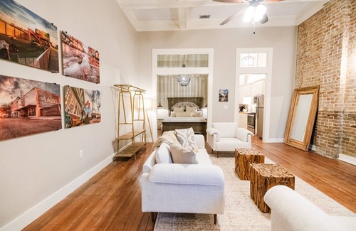 Laurel Apartment | Exceptional Downtown Laurel Photography Artisan Suite