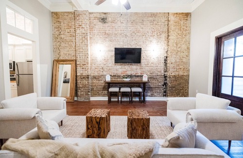 Laurel Apartment | Exceptional Downtown Laurel Photography Artisan Suite
