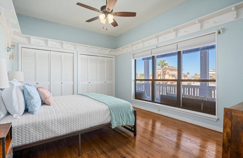 City-by-the Sea House | Relax at A Pirate's Paradise: Canal Home with Pool & Fishing