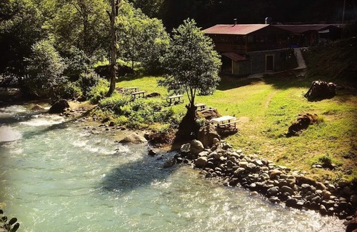 Ayder Apartment | Riverside Retreat with Scenic Arc-Bridge Views