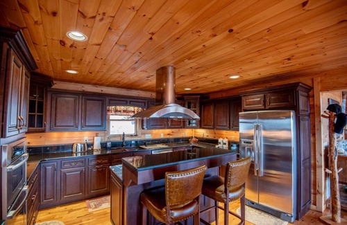 Grassy Creek Cabin | Experience Grassy Creek Lodge: Game Room & Hot Tub Awaits
