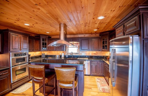 Grassy Creek Cabin | Experience Grassy Creek Lodge: Game Room & Hot Tub Awaits