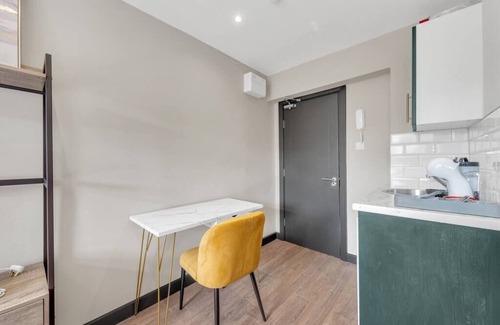 Shacklewell Apartment | Dreamy Airy Studio with Breakfast in a Peaceful Setting