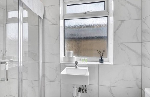 Shacklewell Apartment | Dreamy Airy Studio with Breakfast in a Peaceful Setting