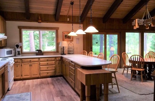 Black Butte Ranch Cabin | Discover Comfort at Black Butte's Heart - Pool & Spa Await