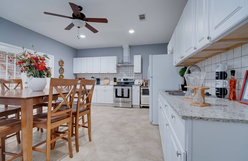Park Forest - LA North House | Memorable Retreat Near LSU & New Orleans with Spa Amenities