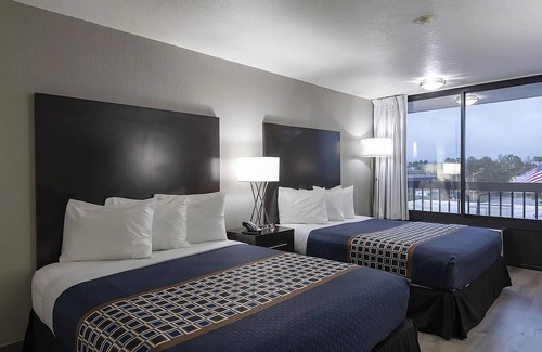 Florida Center Hotel | Relax and Recharge Near Museum of Illusions with Free Parking